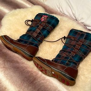 Barely worn Pajar blue plaid winter boots; leather/Sherpa lined; lace up. Amazng
